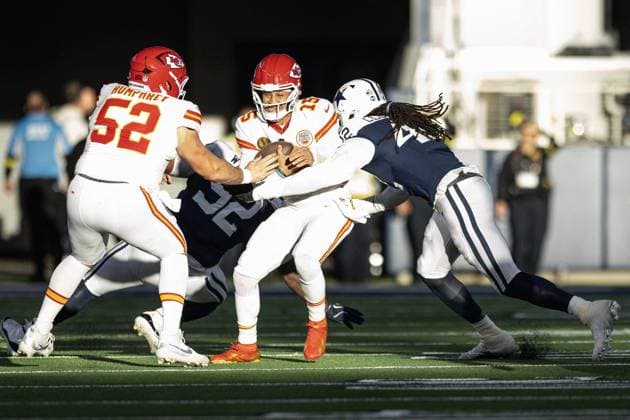 November 27, 2025, Arlington, Texas, USA: Kansas City Chiefs quarterback PATRICK MAHOMES (15) is sacked in the backfield in the first half of an NFL, American Football Herren, USA game between the Dallas Cowboys and the Kansas City Chiefs at AT&T Stadium in Arlington onThursday. - ZUMAm67_ 20251127_zaf_m67_002 Copyright: xChristopherxTorresx