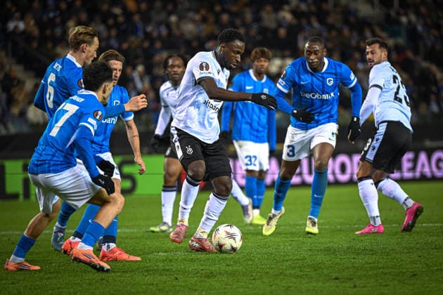 Belgium, Football, UEFA Europa League, Matchday 5, 2025 2026, KRC Genk vs FC Basel 1893, 27 11 2025, Cegeka Arena, Genk, Belgium, Philip Otele FC Basel, 7 surrounded by 5 opponents Copyright: xMarkusxVerwimpx