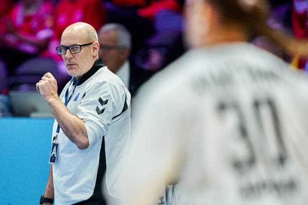 Women s Handball World Championship Denmark Japan Head coach for Japan Morten Soubak during the Women s Handball World Championship match in Group A between Denmark and Japan in Rotterdam on Thursday, November 27, 2025 Photo Thomas Traasdahl Ritzau Scanpix , Rotterdam Denmark  Copyright: RitzauxScanpix ThomasxTraasdahlx spdk20251127-230620-L
