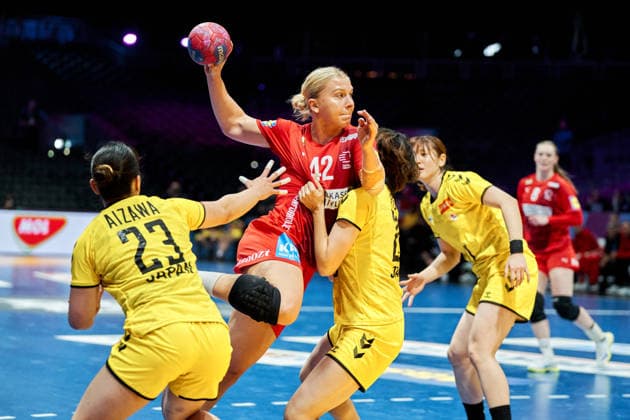 Women s Handball World Championship Denmark Japan Denmark s Michala Elsberg Moeller in a duel with Natsuki Aizawa from Japan during the Women s Handball World Championship Group A match between Denmark and Japan in Rotterdam on Thursday, November 27, 2025 Photo Thomas Traasdahl Ritzau Scanpix , Rotterdam Denmark  Copyright: RitzauxScanpix ThomasxTraasdahlx spdk20251127-231416-L