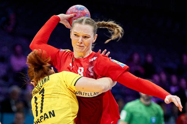 Women s Handball World Championship Denmark Japan Denmark s Anne Mette Hansen in a duel with Japan s Ayaka Ohmatsuzawa during the Women s Handball World Championship match in Group A between Denmark and Japan in Rotterdam on Thursday, November 27, 2025 Photo Thomas Traasdahl Ritzau Scanpix , Rotterdam Denmark  Copyright: RitzauxScanpix ThomasxTraasdahlx spdk20251127-231812-L