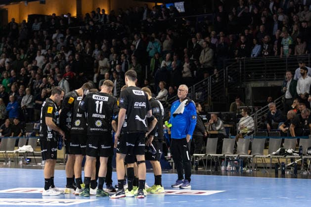 Fuchse Berlin v One Veszprem HC, EHF Champions League, Berlin, Germany Berlin, Germany. 27th, November 2025. The players of Fuchse Berlin unite during a time-out at the EHF Champions League match between Fuchse Berlin and One Veszprem HC at Max-Schmeling-Halle in Berlin. Germany, Berlin, Berlin, Max-Schmeling-Halle  Copyright: xGonzalesxPhoto InakixEsnaolax
