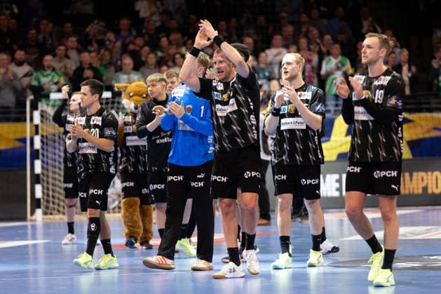 Fuchse Berlin v One Veszprem HC, EHF Champions League, Berlin, Germany Berlin, Germany. 27th, November 2025. The players of Fuchse Berlin seen in celebration with the fans after the EHF Champions League match between Fuchse Berlin and One Veszprem HC at Max-Schmeling-Halle in Berlin. Germany, Berlin, Berlin, Max-Schmeling-Halle  Copyright: xGonzalesxPhoto InakixEsnaolax