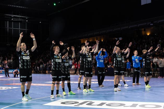 Fuchse Berlin v One Veszprem HC, EHF Champions League, Berlin, Germany Berlin, Germany. 27th, November 2025. The players of Fuchse Berlin seen in celebration with the fans after the EHF Champions League match between Fuchse Berlin and One Veszprem HC at Max-Schmeling-Halle in Berlin. Germany, Berlin, Berlin, Max-Schmeling-Halle  Copyright: xGonzalesxPhoto InakixEsnaolax