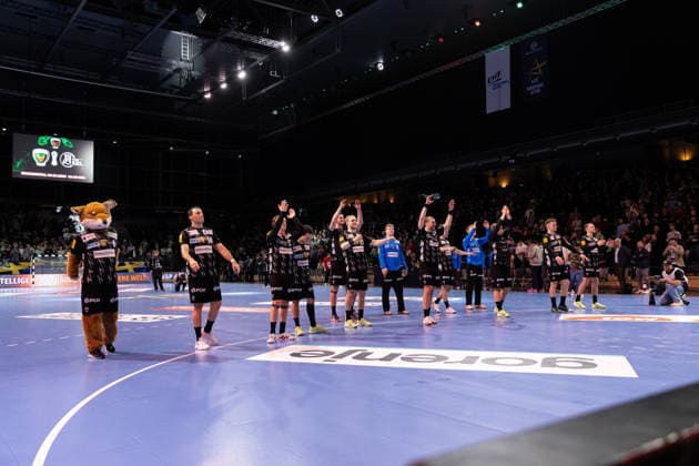 Fuchse Berlin v One Veszprem HC, EHF Champions League, Berlin, Germany Berlin, Germany. 27th, November 2025. The players of Fuchse Berlin seen in celebration with the fans after the EHF Champions League match between Fuchse Berlin and One Veszprem HC at Max-Schmeling-Halle in Berlin. Germany, Berlin, Berlin, Max-Schmeling-Halle  Copyright: xGonzalesxPhoto InakixEsnaolax