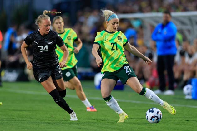 SOCCER AUSTRALIA NEW ZEALAND WOMEN, Ellie Carpenter of the Matildas controls the ball during the International Women s Friendly match between between Australia and New Zealand at Polytec Stadium in Gosford, Friday, November 28, 2025. ( NO ARCHIVING, EDITORIAL USE ONLY GOSFORD NEW SOUTH WALES AUSTRALIA  Copyright: xMARKxEVANSx 20251128132573997276