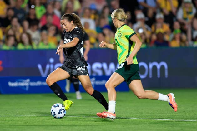 SOCCER AUSTRALIA NEW ZEALAND WOMEN, Indiah-Paige Riley of the Ferns controls the ball during the International Women s Friendly match between between Australia and New Zealand at Polytec Stadium in Gosford, Friday, November 28, 2025. ( NO ARCHIVING, EDITORIAL USE ONLY GOSFORD NEW SOUTH WALES AUSTRALIA  Copyright: xMARKxEVANSx 20251128195769019834