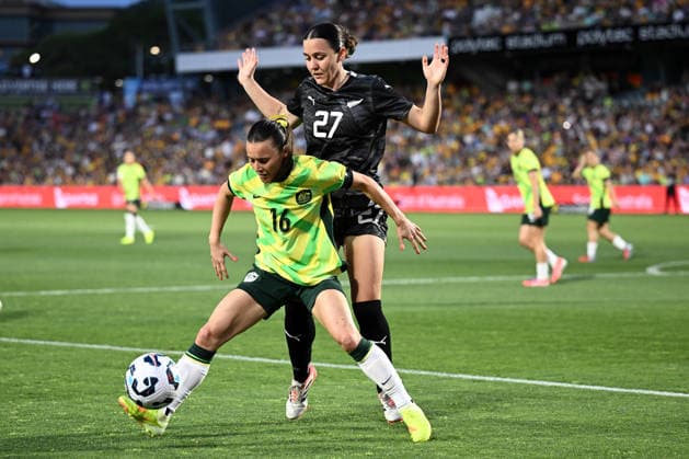 SOCCER AUSTRALIA NEW ZEALAND WOMEN, Hayley Raso of the Matildas competes for possession with Michaela Foster of New Zealand during the International Women s friendly match between between Australia and New Zealand at Polytec Stadium in Gosford, Friday, November 28, 2025. ( NO ARCHIVING, EDITORIAL USE ONLY GOSFORD NEW SOUTH WALES AUSTRALIA  Copyright: xDANxHIMBRECHTSx 20251128197338075456