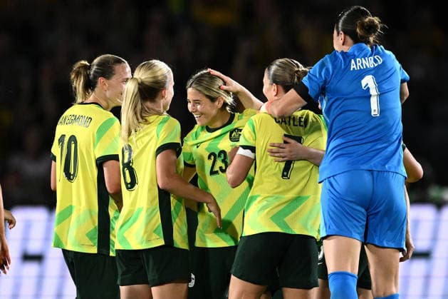 SOCCER AUSTRALIA NEW ZEALAND WOMEN, Kyra Cooney-Cross of the Matildas (centre) celebrates with teammates after scoring a goal during the International Women s friendly match between between Australia and New Zealand at Polytec Stadium in Gosford, Friday, November 28, 2025. ( NO ARCHIVING, EDITORIAL USE ONLY GOSFORD NEW SOUTH WALES AUSTRALIA  Copyright: xDANxHIMBRECHTSx 20251128165521028341