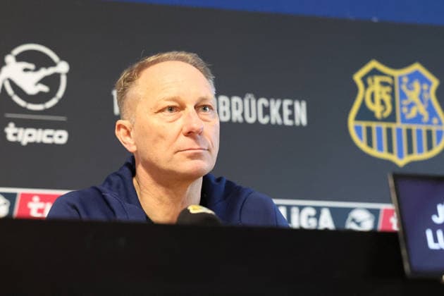 28 11 2025, xrekx, Soccer 3 Liga, 1 FC Saarbruecken Press Conference v l Jürgen Juergen Luginger Sports Director 1 FC Saarbruecken DFL DFB REGULATIONS PROHIBIT ANY USE OF PHOTOGRAPHS as IMAGE SEQUENCES and or QUASI VIDEO Saarbruecken