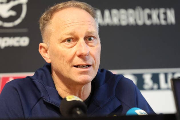 28 11 2025, xrekx, Soccer 3 Liga, 1 FC Saarbruecken Press Conference v l Jürgen Juergen Luginger Sports Director 1 FC Saarbruecken DFL DFB REGULATIONS PROHIBIT ANY USE OF PHOTOGRAPHS as IMAGE SEQUENCES and or QUASI VIDEO Saarbruecken