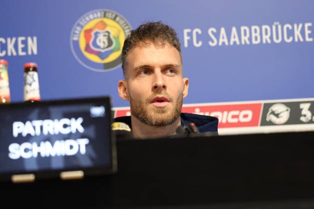 28 11 2025, xrekx, Fußball 3 Liga, 1 FC Saarbruecken Pressekonferenz v l Patrick Schmidt 1 FC Saarbruecken DFL DFB REGULATIONS PROHIBIT ANY USE OF PHOTOGRAPHS as IMAGE SEQUENCES and or QUASI VIDEO Saarbruecken