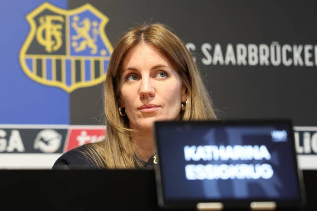 28 11 2025, xrekx, Fussball 3 Liga, 1 FC Saarbruecken Press Conference v l Katharina Essigkrug Press Spokeswoman 1 FC Saarbruecken DFL DFB REGULATIONS PROHIBIT ANY USE OF PHOTOGRAPHS as IMAGE SEQUENCES and or QUASI VIDEO Saarbruecken