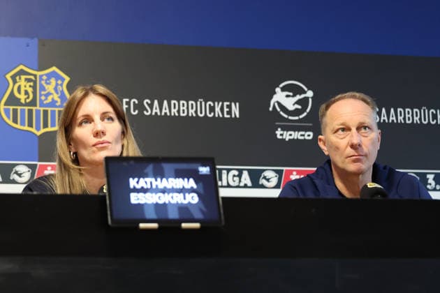 28 11 2025, xrekx, Fussball 3 Liga, 1 FC Saarbruecken Press Conference v l Katharina Essigkrug Press Spokeswoman 1 FC Saarbruecken Jürgen Juergen Luginger Sports Director 1 FC Saarbruecken DFL DFB REGULATIONS PROHIBIT ANY USE OF PHOTOGRAPHS as IMAGE SEQUENCES and or QUASI VIDEO Saarbruecken
