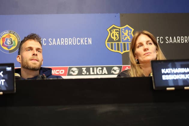 28 11 2025, xrekx, Fußball 3 Liga, 1 FC Saarbruecken Pressekonferenz v l Patrick Schmidt 1 FC Saarbruecken Katharina Essigkrug Pressesprecherin 1 FC Saarbruecken DFL DFB REGULATIONS PROHIBIT ANY USE OF PHOTOGRAPHS as IMAGE SEQUENCES and or QUASI VIDEO Saarbruecken