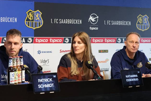 28 11 2025, xrekx, Fussball 3 Liga, 1 FC Saarbruecken Press Conference f l Patrick Schmidt 1 FC Saarbruecken Katharina Essigkrug Press Spokeswoman 1 FC Saarbruecken Jürgen Juergen Luginger Sports Director 1 FC Saarbruecken DFL DFB REGULATIONS PROHIBIT ANY USE OF PHOTOGRAPHS as IMAGE SEQUENCES and or QUASI VIDEO Saarbruecken