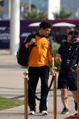 November 28, 2025, Goito, Lombardia, Italy: LANDO NORRIS (4, British F1 Driver, McLaren Formula 1 Team) entering the paddock on Friday at the Formula 1 Qatar Airways Qatar Grand Prix 2025 at the Lusail International Circuit in Doha Goito Italy - ZUMAr193 20251128_zsp_r193_030 Copyright: xSaraxRuffonix