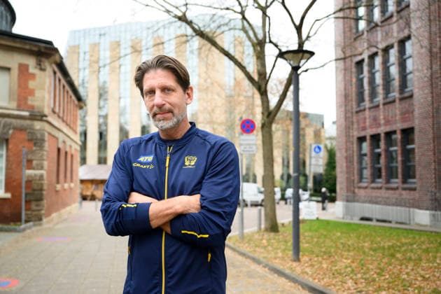 STUTTGART 20251128 Swedens national coach Tomas Axner at a press conference during the Womens Handball World Cup in Stuttgart, Germany STUTTGART GERMANY x10070x  Copyright: xJessicaxGowx xTTx HANDBOLLS-VM 2025 PRESSTRÄFF