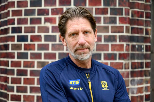STUTTGART 20251128 Swedens national coach Tomas Axner at a press conference during the Womens Handball World Cup in Stuttgart, Germany STUTTGART GERMANY x10070x  Copyright: xJessicaxGowx xTTx HANDBOLLS-VM 2025 PRESSTRÄFF