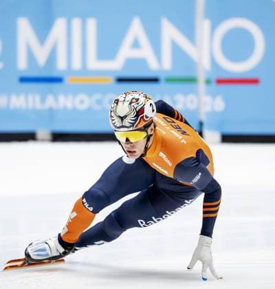 DORDRECHT - Jens Van t Wout (NED) during qualifying on day 2 for the fourth ISU World Tour short track Speed skating, Eisschnelllauf competition of the season. The competition is the qualifying tournament for the Olympic Games, Olympische Spiele, Olympia, OS ANP ROBIN VAN LONKHUIJSEN xVIxANPxSportx xxANPxIVx 543291141 originalFilename: 543291141.jpg