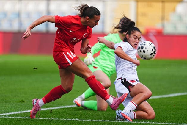 Turkiye v Albania - Friendly Match ISTANBUL, TURKIYE – NOVEMBER 28: Turkiye s Ece Turkoglu (16) and Albania s Fortesa Berisha battle for the ball during a friendly match between the Turkish women s national team, Nationalteam and Albania at Esenyurt Necmi Kadioglu Stadium in Istanbul, Turkiye on November 28, 2025. Adem Kutucu Anadolu Istanbul Turkey. Editorial use only. Please get in touch for any other usage.  Copyright: x2025xAnadoluxAdemxKutucux