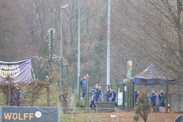 28 11 2025, xrekx, football 3 league, 1 FC Saarbruecken training v l FCS team comes from meeting DFL DFB REGULATIONS PROHIBIT ANY USE OF PHOTOGRAPHS as IMAGE SEQUENCES and or QUASI VIDEO Saarbruecken