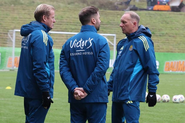 28 11 2025, xrekx, Soccer 3 Liga, 1 FC Saarbruecken Training v l Bernd Heemsoth Co Coach 1 FC Saarbruecken Karsten Specht Head of Youth Department 1 FC Saarbruecken Jürgen Juergen Luginger Sports Director 1 FC Saarbruecken DFL DFB REGULATIONS PROHIBIT ANY USE OF PHOTOGRAPHS as IMAGE SEQUENCES and or QUASI VIDEO Saarbruecken