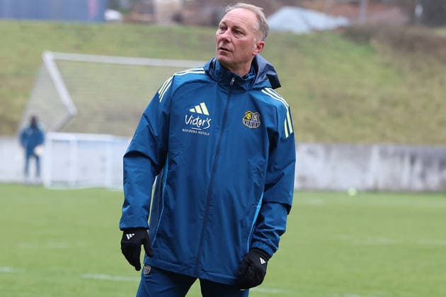 28 11 2025, xrekx, Fußball 3 Liga, 1 FC Saarbruecken Training v l Jürgen Juergen Luginger Sportdirektor 1 FC Saarbruecken DFL DFB REGULATIONS PROHIBIT ANY USE OF PHOTOGRAPHS as IMAGE SEQUENCES and or QUASI VIDEO Saarbruecken