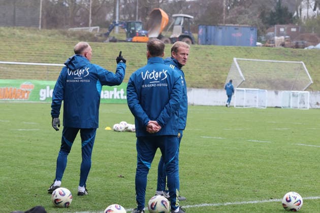 28 11 2025, xrekx, Fußball 3 Liga, 1 FC Saarbruecken Training v l Jürgen Juergen Luginger Sportdirektor 1 FC Saarbruecken Karsten Specht Leiter der Nachwuchsabteilung 1 FC Saarbruecken Bernd Heemsoth Co Trainer 1 FC Saarbruecken DFL DFB REGULATIONS PROHIBIT ANY USE OF PHOTOGRAPHS as IMAGE SEQUENCES and or QUASI VIDEO Saarbruecken