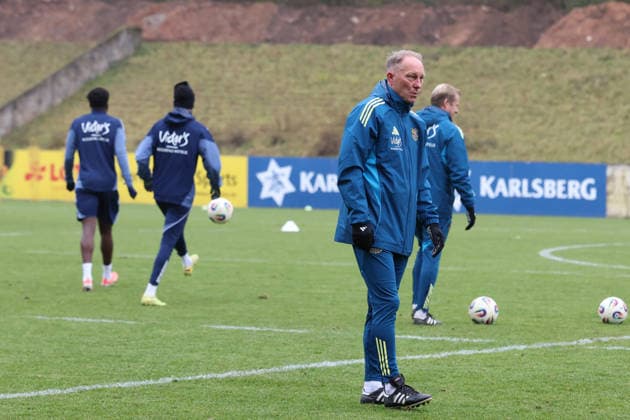 28 11 2025, xrekx, Fußball 3 Liga, 1 FC Saarbruecken Training v l Jürgen Juergen Luginger Sportdirektor 1 FC Saarbruecken DFL DFB REGULATIONS PROHIBIT ANY USE OF PHOTOGRAPHS as IMAGE SEQUENCES and or QUASI VIDEO Saarbruecken