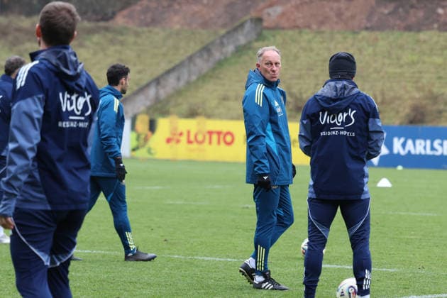28 11 2025, xrekx, Fußball 3 Liga, 1 FC Saarbruecken Training v l Jürgen Juergen Luginger Sportdirektor 1 FC Saarbruecken DFL DFB REGULATIONS PROHIBIT ANY USE OF PHOTOGRAPHS as IMAGE SEQUENCES and or QUASI VIDEO Saarbruecken