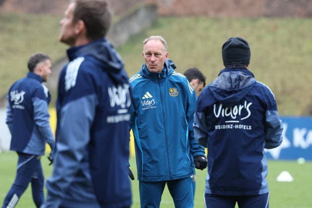 28 11 2025, xrekx, Fußball 3 Liga, 1 FC Saarbruecken Training v l Jürgen Juergen Luginger Sportdirektor 1 FC Saarbruecken DFL DFB REGULATIONS PROHIBIT ANY USE OF PHOTOGRAPHS as IMAGE SEQUENCES and or QUASI VIDEO Saarbruecken