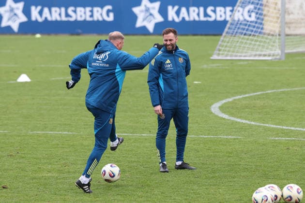 28 11 2025, xrekx, Fußball 3 Liga, 1 FC Saarbruecken Training v l Jürgen Juergen Luginger Sportdirektor 1 FC Saarbruecken Karsten Specht Leiter der Nachwuchsabteilung 1 FC Saarbruecken DFL DFB REGULATIONS PROHIBIT ANY USE OF PHOTOGRAPHS as IMAGE SEQUENCES and or QUASI VIDEO Saarbruecken