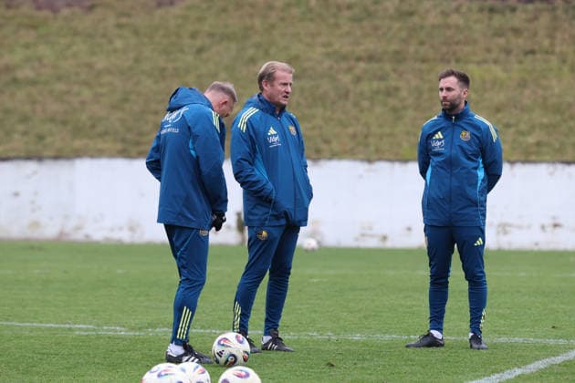 28 11 2025, xrekx, Fußball 3 Liga, 1 FC Saarbruecken Training v l Jürgen Juergen Luginger Sportdirektor 1 FC Saarbruecken Bernd Heemsoth Co Trainer 1 FC Saarbruecken Karsten Specht Leiter der Nachwuchsabteilung 1 FC Saarbruecken DFL DFB REGULATIONS PROHIBIT ANY USE OF PHOTOGRAPHS as IMAGE SEQUENCES and or QUASI VIDEO Saarbruecken