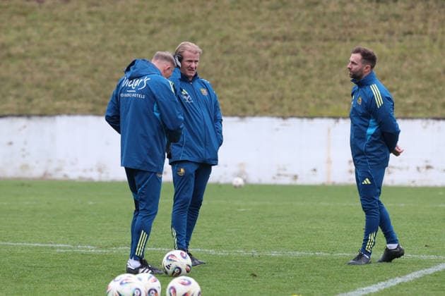 28 11 2025, xrekx, Fußball 3 Liga, 1 FC Saarbruecken Training v l Jürgen Juergen Luginger Sportdirektor 1 FC Saarbruecken Bernd Heemsoth Co Trainer 1 FC Saarbruecken Karsten Specht Leiter der Nachwuchsabteilung 1 FC Saarbruecken DFL DFB REGULATIONS PROHIBIT ANY USE OF PHOTOGRAPHS as IMAGE SEQUENCES and or QUASI VIDEO Saarbruecken