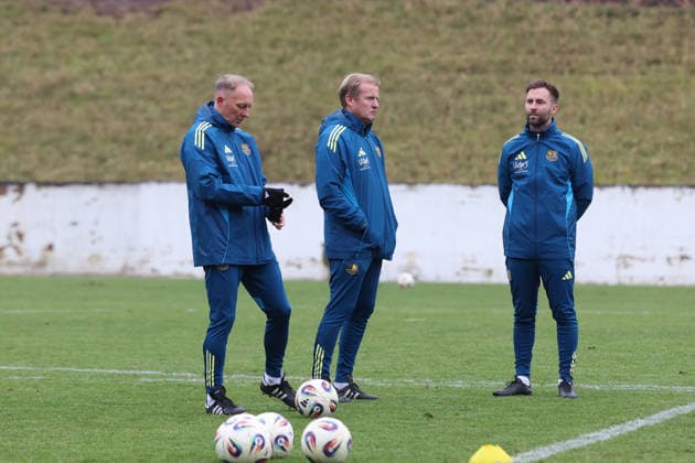 28 11 2025, xrekx, Fußball 3 Liga, 1 FC Saarbruecken Training v l Jürgen Juergen Luginger Sportdirektor 1 FC Saarbruecken Bernd Heemsoth Co Trainer 1 FC Saarbruecken Karsten Specht Leiter der Nachwuchsabteilung 1 FC Saarbruecken DFL DFB REGULATIONS PROHIBIT ANY USE OF PHOTOGRAPHS as IMAGE SEQUENCES and or QUASI VIDEO Saarbruecken