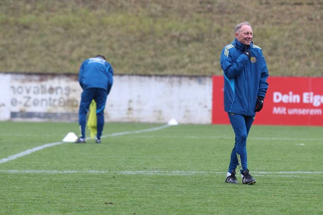 28 11 2025, xrekx, Fußball 3 Liga, 1 FC Saarbruecken Training v l Jürgen Juergen Luginger Sportdirektor 1 FC Saarbruecken DFL DFB REGULATIONS PROHIBIT ANY USE OF PHOTOGRAPHS as IMAGE SEQUENCES and or QUASI VIDEO Saarbruecken