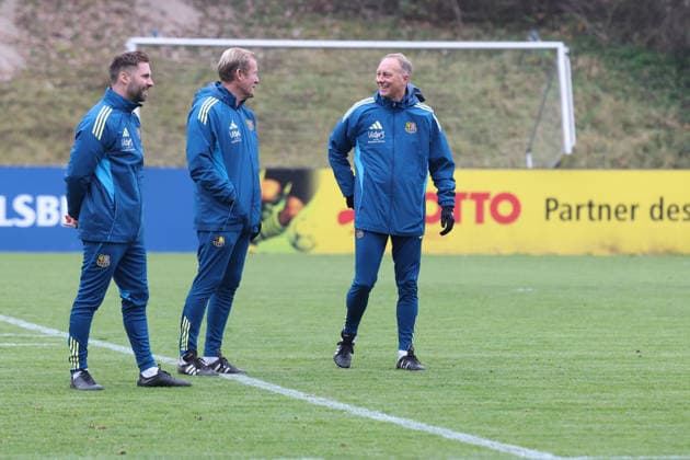 28 11 2025, xrekx, Soccer 3 Liga, 1 FC Saarbruecken Training v l Karsten Specht Head of Youth Department 1 FC Saarbruecken Bernd Heemsoth Co Coach 1 FC Saarbruecken Jürgen Juergen Luginger Sports Director 1 FC Saarbruecken DFL DFB REGULATIONS PROHIBIT ANY USE OF PHOTOGRAPHS as IMAGE SEQUENCES and or QUASI VIDEO Saarbruecken