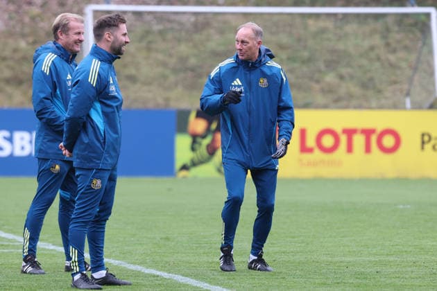 28 11 2025, xrekx, Soccer 3 Liga, 1 FC Saarbruecken Training v l Bernd Heemsoth Co Coach 1 FC Saarbruecken Karsten Specht Head of Youth Department 1 FC Saarbruecken Jürgen Juergen Luginger Sports Director 1 FC Saarbruecken DFL DFB REGULATIONS PROHIBIT ANY USE OF PHOTOGRAPHS as IMAGE SEQUENCES and or QUASI VIDEO Saarbruecken