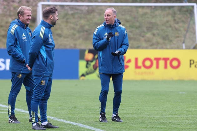 28 11 2025, xrekx, Fußball 3 Liga, 1 FC Saarbruecken Training v l Jürgen Juergen Luginger Sportdirektor 1 FC Saarbruecken DFL DFB REGULATIONS PROHIBIT ANY USE OF PHOTOGRAPHS as IMAGE SEQUENCES and or QUASI VIDEO Saarbruecken