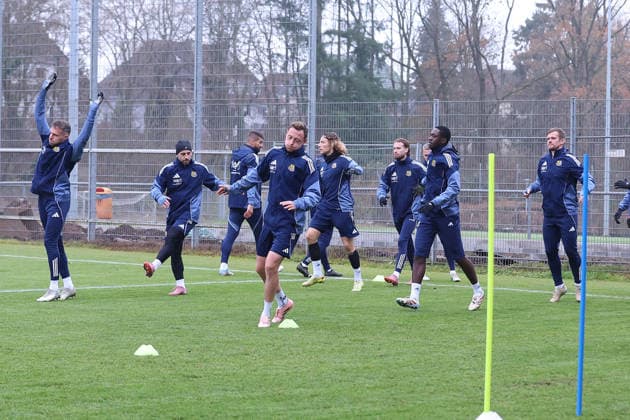 28 11 2025, xrekx, Fußball 3 Liga, 1 FC Saarbruecken Training v l Robin Bormuth 1 FC Saarbruecken DFL DFB REGULATIONS PROHIBIT ANY USE OF PHOTOGRAPHS as IMAGE SEQUENCES and or QUASI VIDEO Saarbruecken