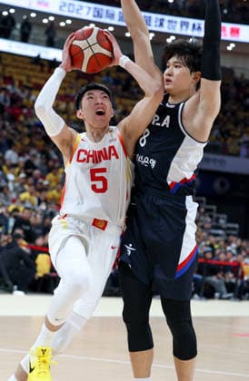 (251128) -- BEIJING, Nov. 28, 2025 -- Liao Sanning (L) of China tries to go for a layup against An Youngjun of South Korea during the Group B match at the FIBA Basketball World Cup Asian Qualifiers in Beijing, capital of China, Nov. 28, 2025. ) (SP)CHINA-BEIJING-BASKETBALL-FIBA WORLD CUP 2025 ASIAN QUALIFIERS-CHN VS KOR (CN) WangxKaiyan 