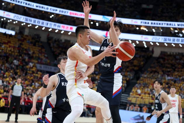 (251128) -- BEIJING, Nov. 28, 2025 -- Gao Shiyan (L, front) of China passes the ball during the Group B match between China and South Korea at the FIBA Basketball World Cup Asian Qualifiers in Beijing, capital of China, Nov. 28, 2025. ) (SP)CHINA-BEIJING-BASKETBALL-FIBA WORLD CUP 2025 ASIAN QUALIFIERS-CHN VS KOR (CN) WangxKaiyan 