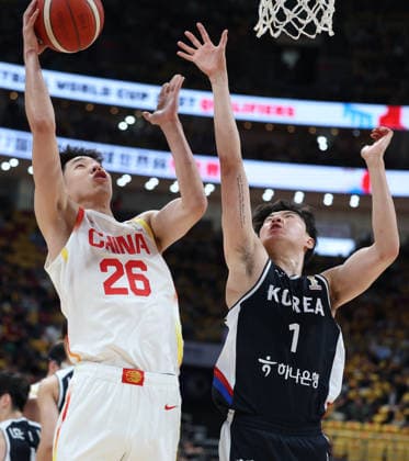 (251128) -- BEIJING, Nov. 28, 2025 -- Lee Hyunjung (R) of South Korea vies with Zhu Junlong of China during the Group B match at the FIBA Basketball World Cup Asian Qualifiers in Beijing, capital of China, Nov. 28, 2025. ) (SP)CHINA-BEIJING-BASKETBALL-FIBA WORLD CUP 2025 ASIAN QUALIFIERS-CHN VS KOR (CN) WangxKaiyan 