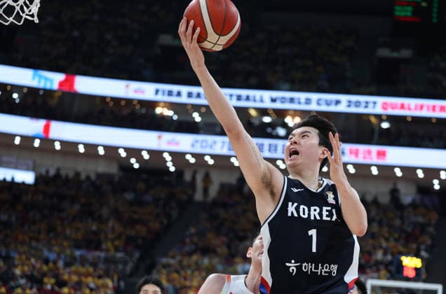 (251128) -- BEIJING, Nov. 28, 2025 -- Lee Hyunjung of South Korea tries to go for a layup during the Group B match between China and South Korea at the FIBA Basketball World Cup Asian Qualifiers in Beijing, capital of China, Nov. 28, 2025. ) (SP)CHINA-BEIJING-BASKETBALL-FIBA WORLD CUP 2025 ASIAN QUALIFIERS-CHN VS KOR (CN) WangxKaiyan 