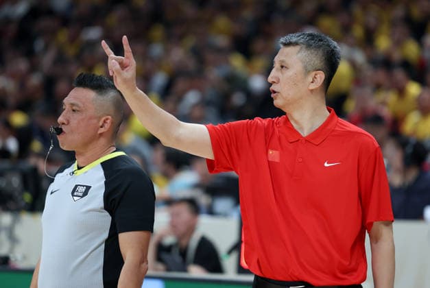 (251128) -- BEIJING, Nov. 28, 2025 -- Guo Shiqiang, head coach of China gestures during the Group B match between China and South Korea at the FIBA Basketball World Cup Asian Qualifiers in Beijing, capital of China, Nov. 28, 2025. ) (SP)CHINA-BEIJING-BASKETBALL-FIBA WORLD CUP 2025 ASIAN QUALIFIERS-CHN VS KOR (CN) WangxKaiyan 
