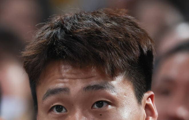 (251128) -- BEIJING, Nov. 28, 2025 -- Zhao Rui of China watches the Group B match between China and South Korea at the FIBA Basketball World Cup Asian Qualifiers in Beijing, capital of China, Nov. 28, 2025. ) (SP)CHINA-BEIJING-BASKETBALL-FIBA WORLD CUP 2025 ASIAN QUALIFIERS-CHN VS KOR (CN) WangxKaiyan 