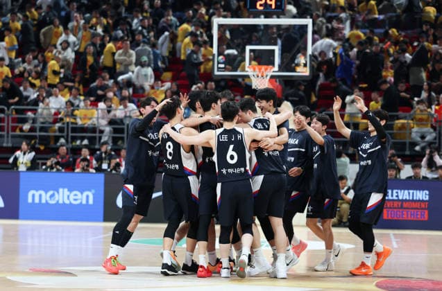 (251128) -- BEIJING, Nov. 28, 2025 -- Players of South Korea celebrate victory after the Group B match between China and South Korea at the FIBA Basketball World Cup Asian Qualifiers in Beijing, capital of China, Nov. 28, 2025. ) (SP)CHINA-BEIJING-BASKETBALL-FIBA WORLD CUP 2025 ASIAN QUALIFIERS-CHN VS KOR (CN) WangxKaiyan 