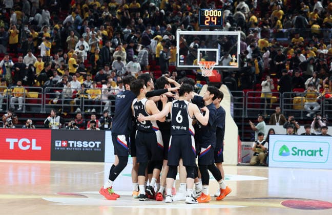 (251128) -- BEIJING, Nov. 28, 2025 -- Players of South Korea celebrate victory after the Group B match between China and South Korea at the FIBA Basketball World Cup Asian Qualifiers in Beijing, capital of China, Nov. 28, 2025. ) (SP)CHINA-BEIJING-BASKETBALL-FIBA WORLD CUP 2025 ASIAN QUALIFIERS-CHN VS KOR (CN) WangxKaiyan 