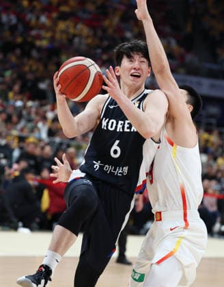 (251128) -- BEIJING, Nov. 28, 2025 -- Lee Junghyun (L) of South Korea tries to go for a layup during the Group B match between China and South Korea at the FIBA Basketball World Cup Asian Qualifiers in Beijing, capital of China, Nov. 28, 2025. ) (SP)CHINA-BEIJING-BASKETBALL-FIBA WORLD CUP 2025 ASIAN QUALIFIERS-CHN VS KOR (CN) WangxKaiyan 